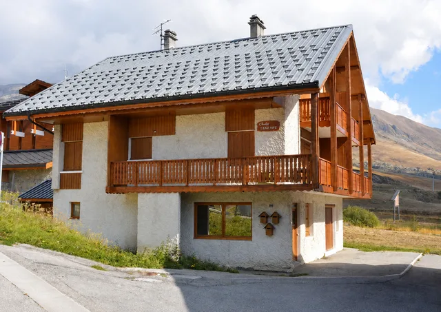 La façade du chalet en été